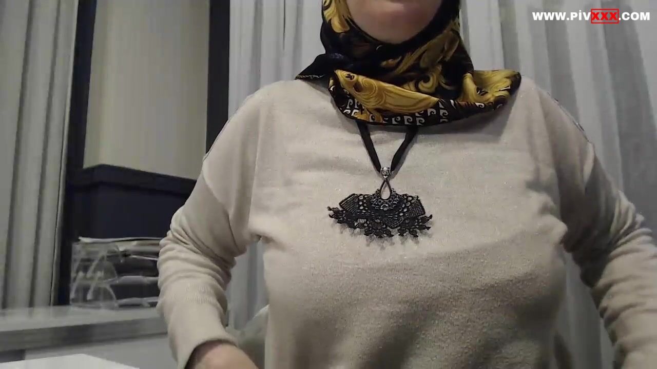 Türbanlı kadın izleyenlerin ısrarına dayanamıyor ve amını gösteriyor