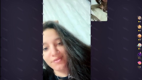 Livu ifşada tişört kalktı, gözler büyüdü
