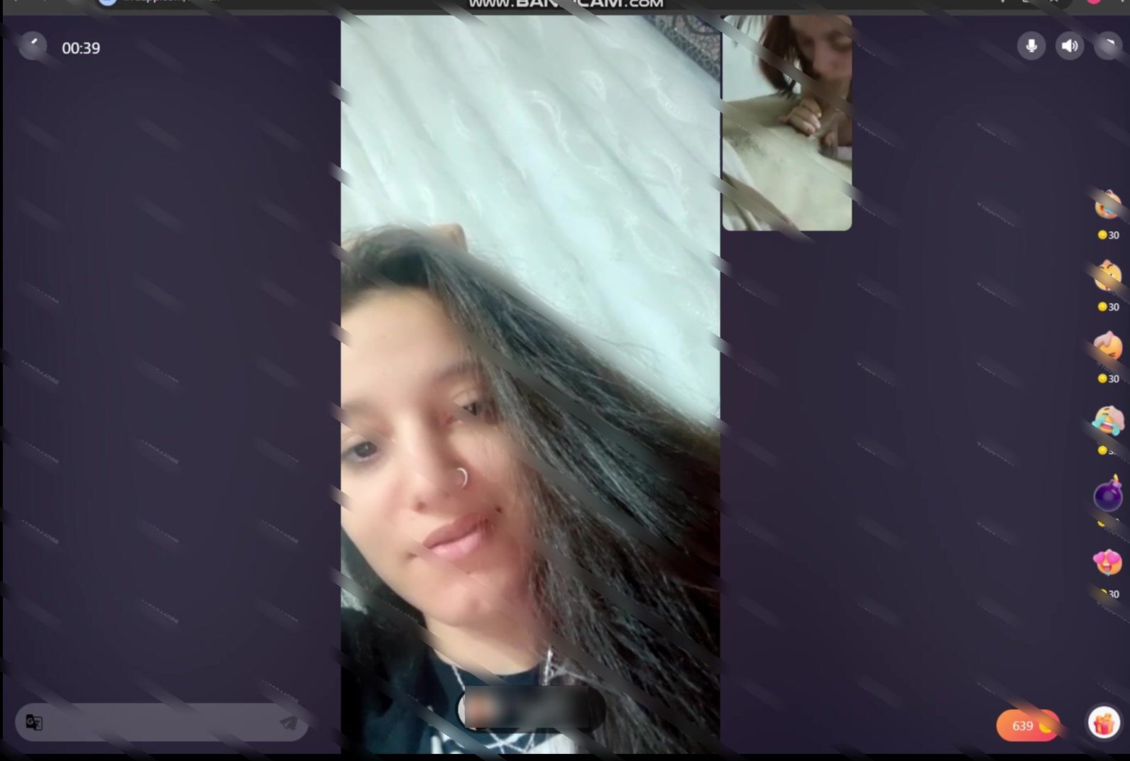 Livu ifşada tişört kalktı, gözler büyüdü