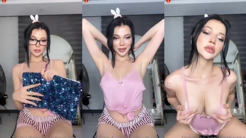 Cerhawk Gözlüklü Tavşan Kızı Defterle Soyunuyor ve Gösteriyor