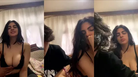 Z Kuşağı Üniversiteli Esmer Büyük Memeli Kız