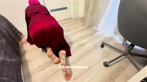 Cigdem Yilmaz Aktas kırmızı elbisesi ile ev temizliği