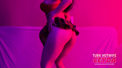 Liseli eteğimi sizin için giydim ve dans ettim – Hotwife Ceyda