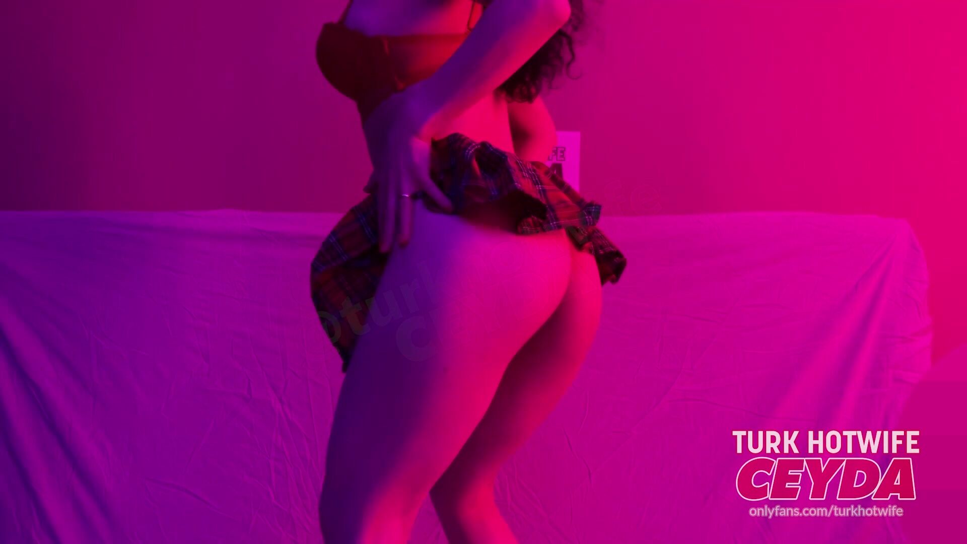 Liseli eteğimi sizin için giydim ve dans ettim – Hotwife Ceyda