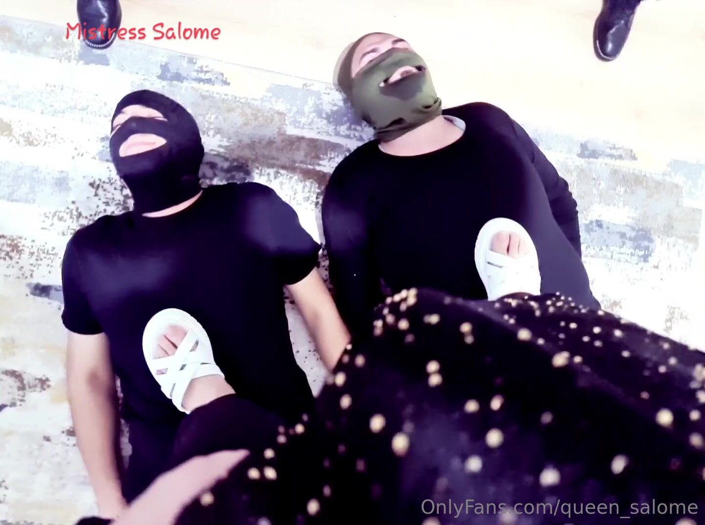 Tiplerini siktiklerimle eğlenirken • Queen Salome