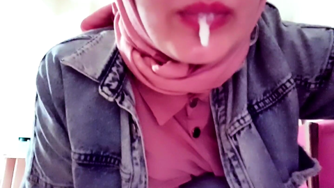 Güzel çoraplarım, ayaklarım, tükürüğüm • Queen Salome