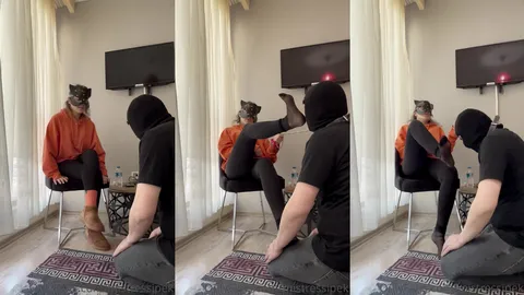 Kendisine tasma takmam karşılığında naylon çoraplı ayaklarımı yalattım • Mistress İpek