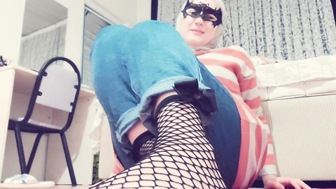 10 km yürümüş terlemiş file çoraplı ayaklar • Queen Salome