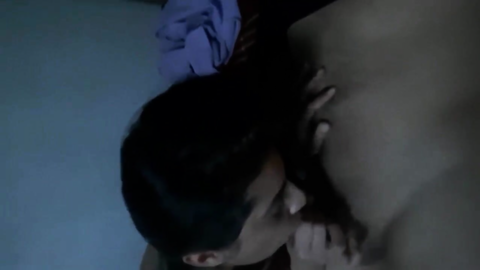 İzmirli 20Lik Sevgilisi Ebruyu Eve Atmış Kıza Sakso Çektirip Sonrada Kucağında Sikiyor