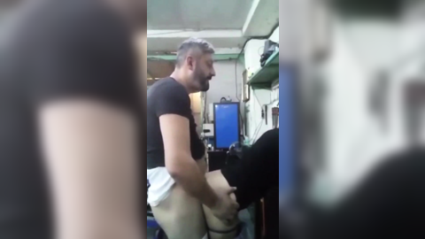 İşte size günün bombası Demirci atölyesinde ustabaşı çırağının karısını sikiyor