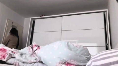 İzmirli Sevgilisi İle Yatak Odasında Sikiştikten Sonra Kadın Benden Sonra Sen İşe Gidersin Diyor