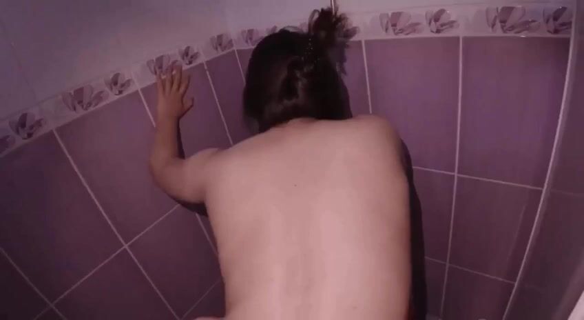 Sevgilisini Ayakta Banyoda Domaltmış Sikerken Kıza Büyükmü Geldi Aşkım Amcığın Harika Diyor