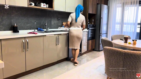 Fatma ile Her Telden seksi elbisesiyle kalça yanaklarını sergiliyor