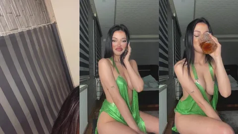 Cerhawk Yeşil Elbisesiyle Poz Verip Konuşuyor