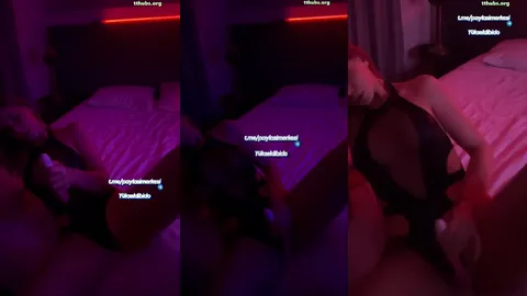 Solvia Dildo Sokup Çıkarıyor Yatakta Karanlıkta