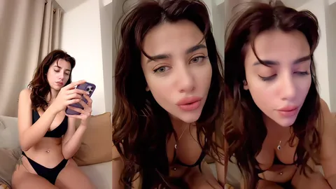 Tango Açi Kanepede Webcamde Kendini Parmaklıyor