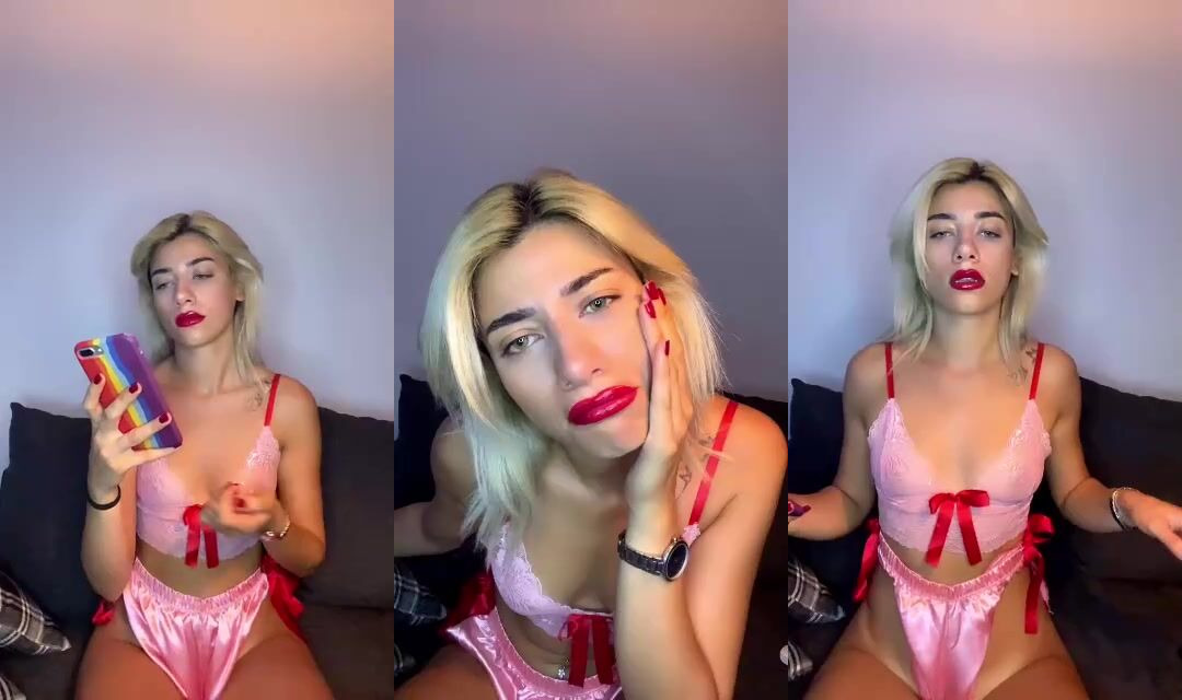 Tango Açi Yayında Parmaklarıyla Oynuyor Kendini Tatmin Ediyor