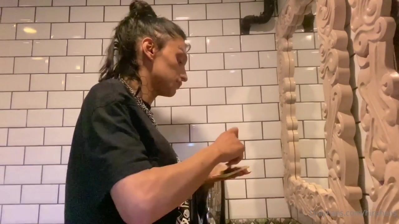 Hira Helis Zincirli Saksoyla Yarağı Yalıyor Banyoda Emiyor