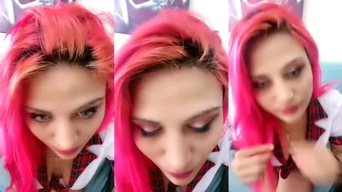 Pembe Saçlı Flora Okul Kızı Kostümüyle Webcamde Amcığını Parmaklıyor