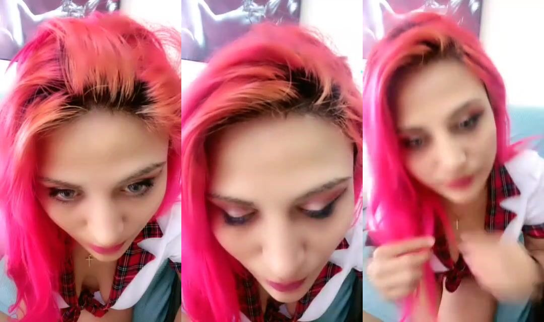 Pembe Saçlı Flora Okul Kızı Kostümüyle Webcamde Amcığını Parmaklıyor