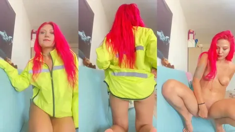 Pembe Saçlı Flora Yeşil Ceketini Açıp Amcığını Parmaklıyor