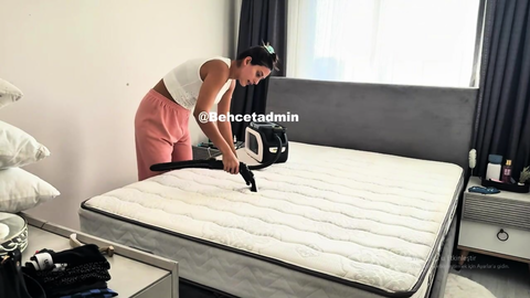 Göksü Düldül yatak odasını temizliyor, kıvrımlarıyla eğiliyor