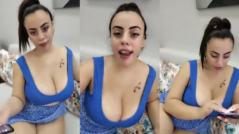 Asil hatun mavi elbisesiyle göğüslerini sergiliyor