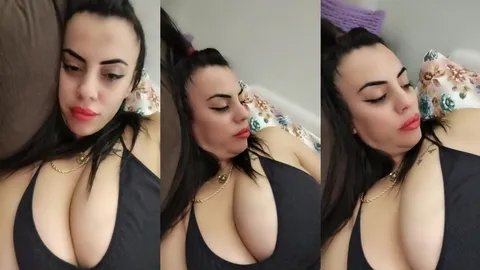 Asil hatun yatakta göğüslerini sergiliyor, kırmızı dudaklarıyla bakış atıyor