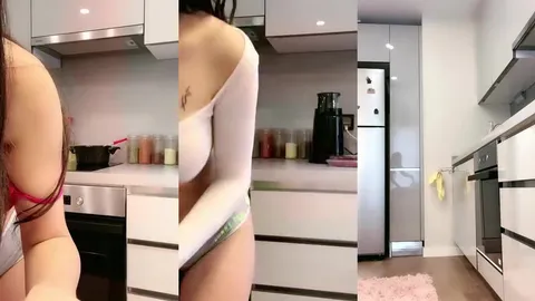 Mercedes Sena mutfakta seksi dansıyla şov yapıyor, külotunu indirip kıçını sallıyor