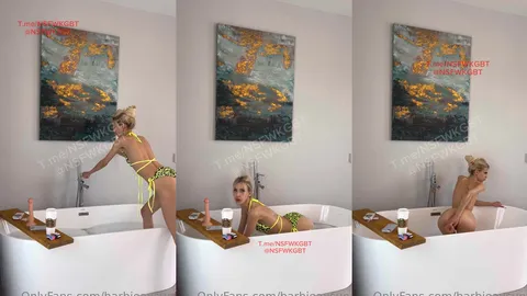 Barbie Aysu küvette dildo ile oynuyor