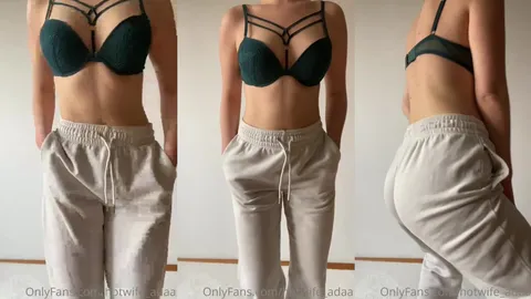 Venera-sy yeşil sütyenle poz verip sweatpants'ini indiriyor