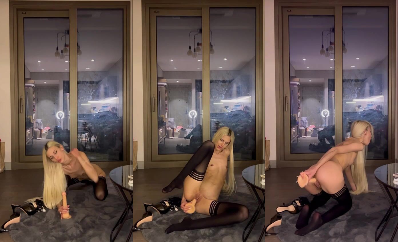 barbie aysu dildoyu amına sokup zevkten kıvranıyor