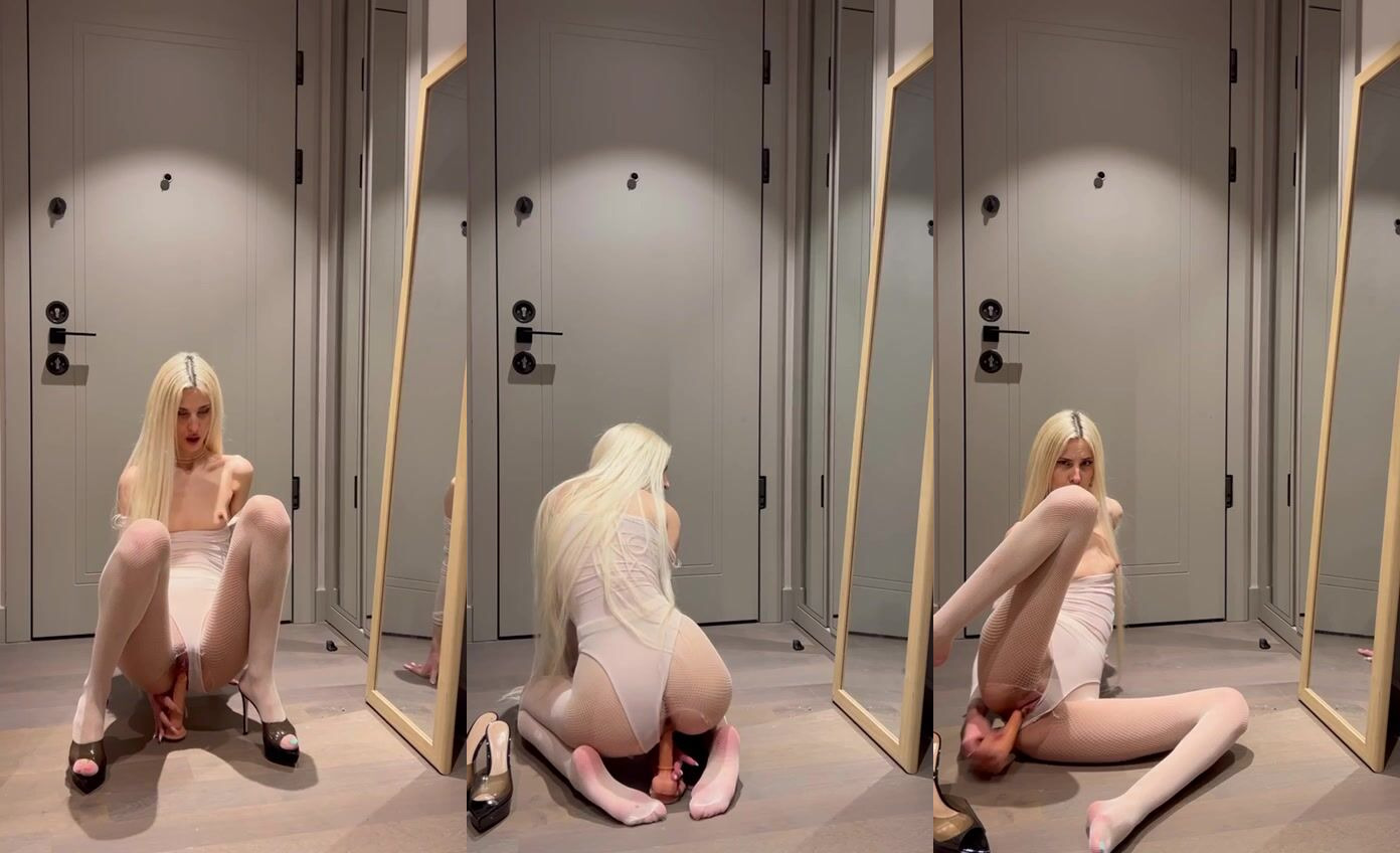 Barbie Aysu dildoyla amını parmaklıyor ayna önünde