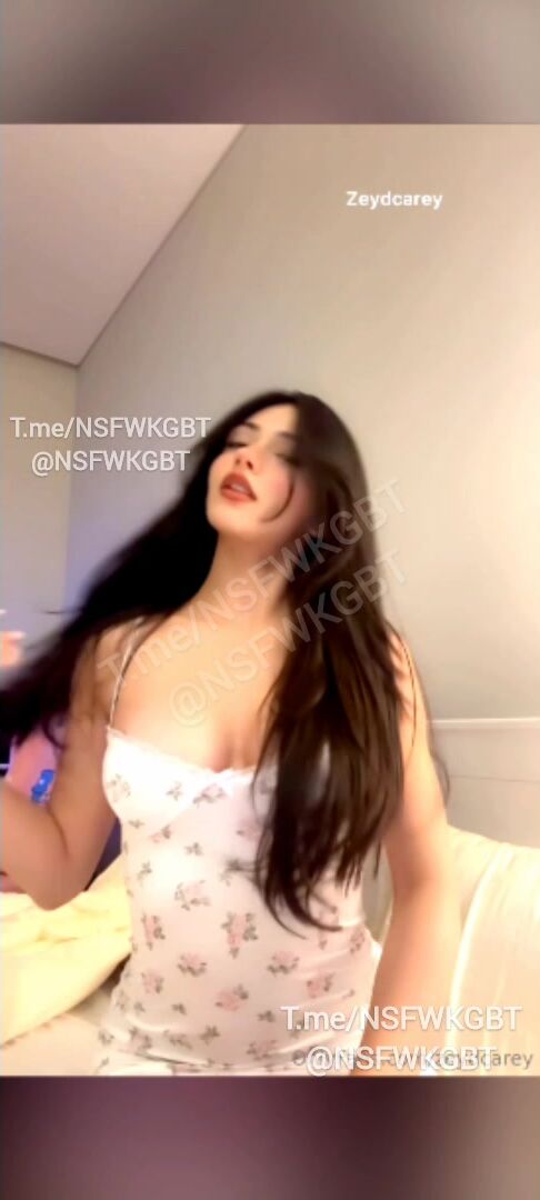 Zeydcarey Alya Vural webcamde kendini soyup parmaklıyor