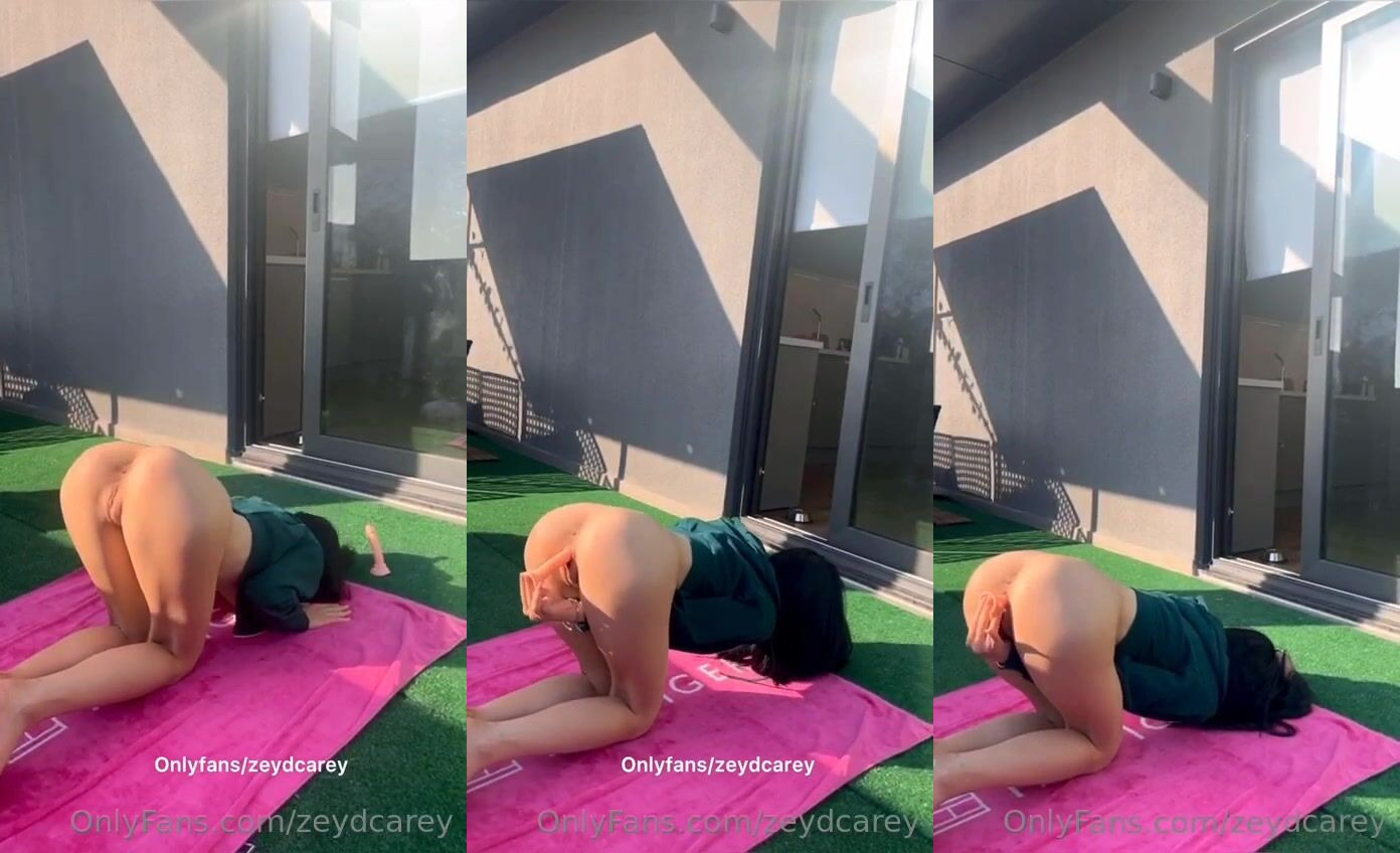 Zeydcarey Alya Vural terasta yoga pozunda parmaklıyor