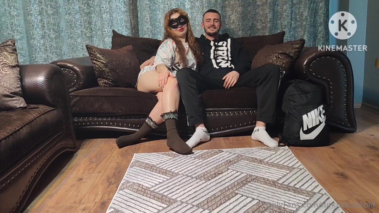 TurkishCuckold maskeyi taktırmış karısına öptürüp siktiriyor
