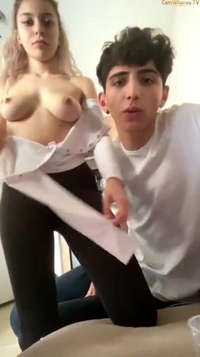 beste berk lez kızlarla yatakta öpüşüp okşuyor