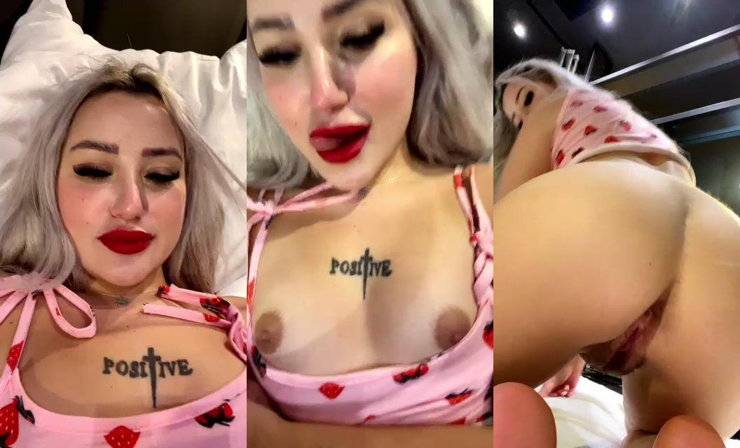 Tango Lara pembe tangasıyla yatakta soyunup amını açıyor