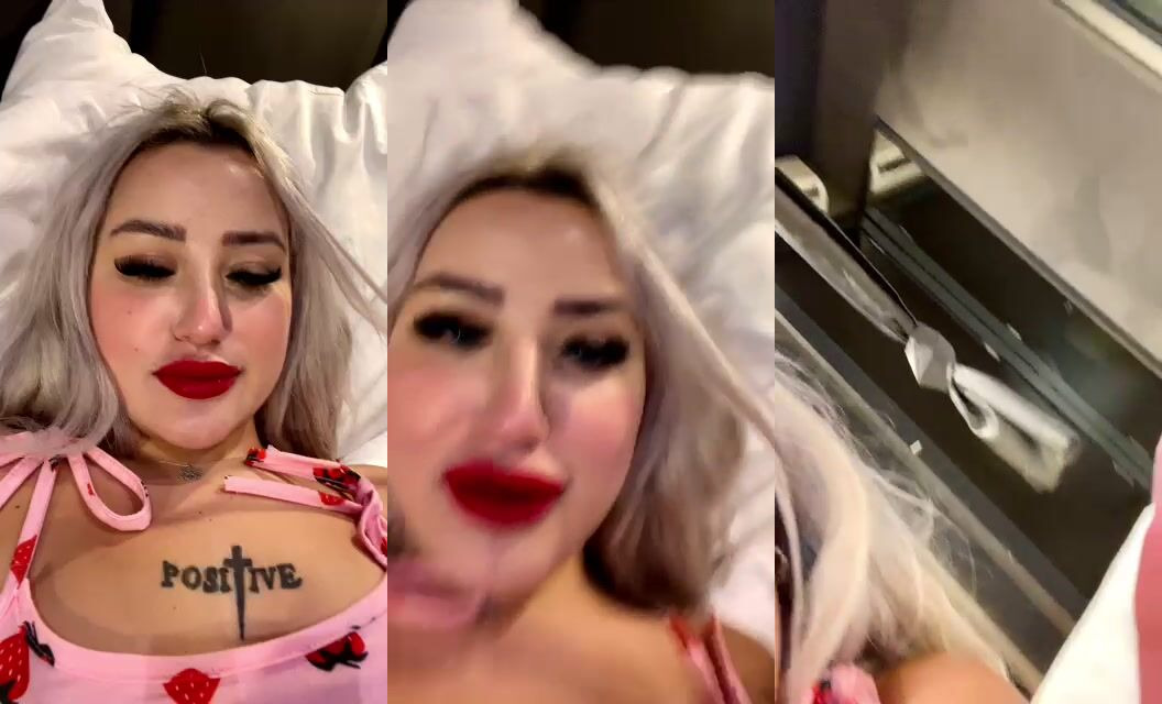 Tango Lara yatakta soyunup amını sergiliyor