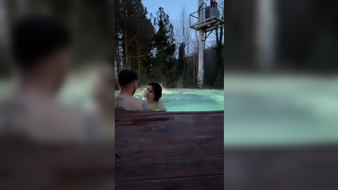 tango doa jakuzide adamın kucağına oturup öpüşüyor