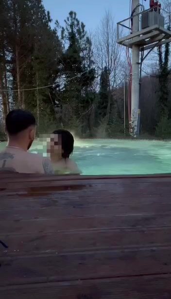 tango doa jakuzide adamın kucağına oturup öpüşüyor