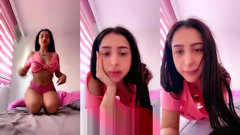 Tango Pabirli pembe tangasıyla yatakta kıvranıyor