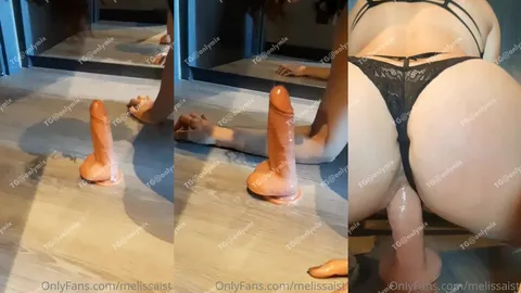 melisaist onlyfans videosunda dildoyu yere yapıştırıp amına sokuyor