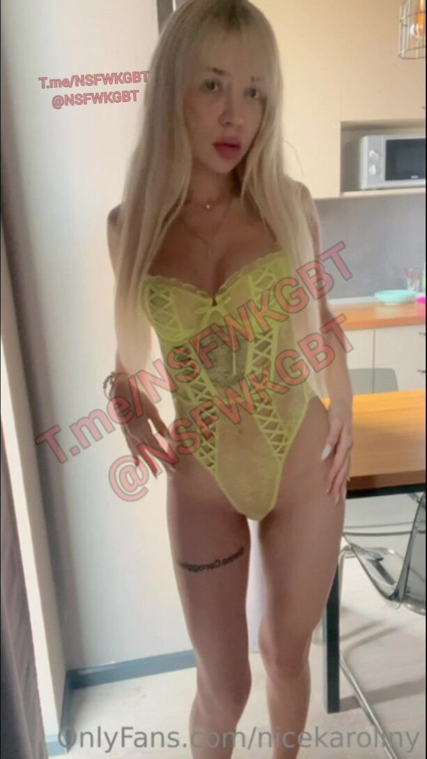 Nicekaroliny mutfakta sarı tangasıyla soyunup parmaklıyor