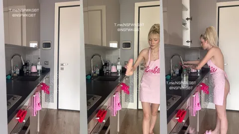 Nicekaroliny mutfakta dildo emiyor ve yıkıyor