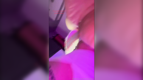 Nicekaroliny mor ışık altında solo şov yapıyor, amını okşuyor