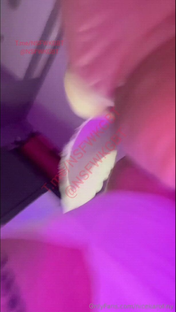 Nicekaroliny mor ışık altında solo şov yapıyor, amını okşuyor