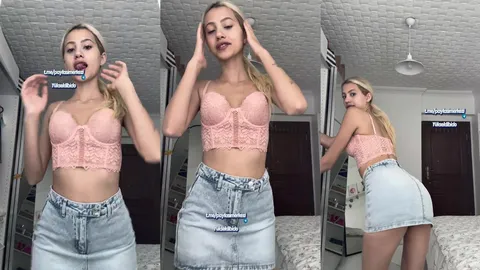 Tango Aleyna mini eteğiyle webcamde dil çıkarıp göğüslerini okşuyor