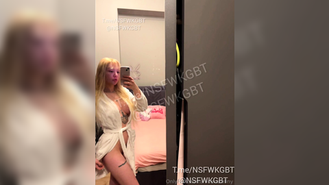 Nicekaroliny ayna karşısında soyunup parmaklıyor