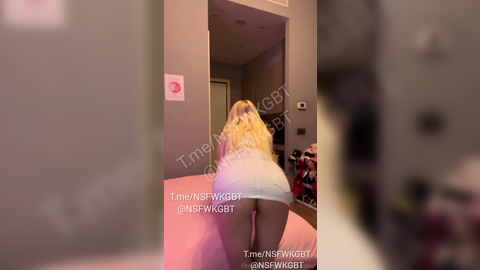 nicekaroliny dildoyla amını doldurup zevkten yüzünü buruşturuyor